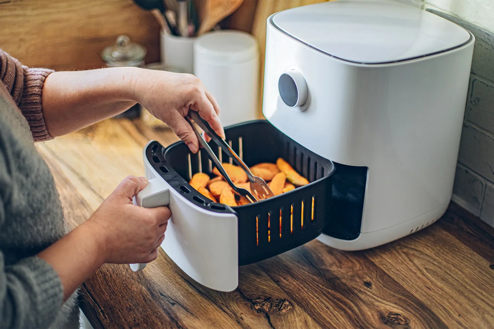Air fryers, or countertop fryers, are appliances that can help you cut down on traÉditional stove and
