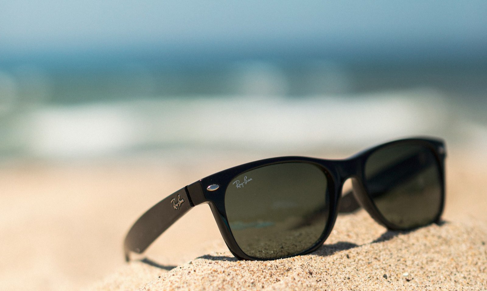 Most Ray-Ban sunglasses are available with G15 polarized lenses. Even in low light conÉditions, Ray-B
